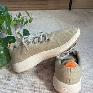 Allbirds women’s sneakers neutral color beige tan size 5